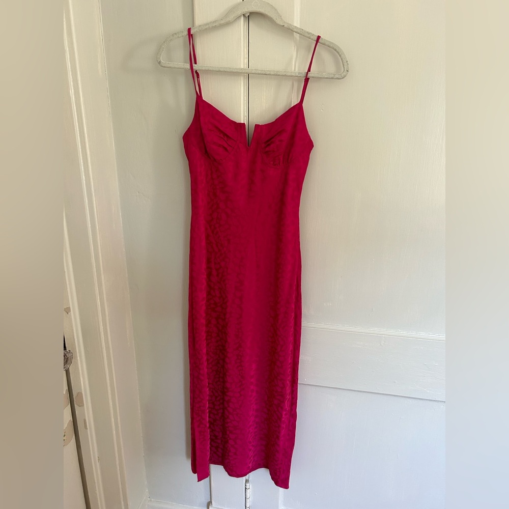 Midi hot pink WAYF dress
